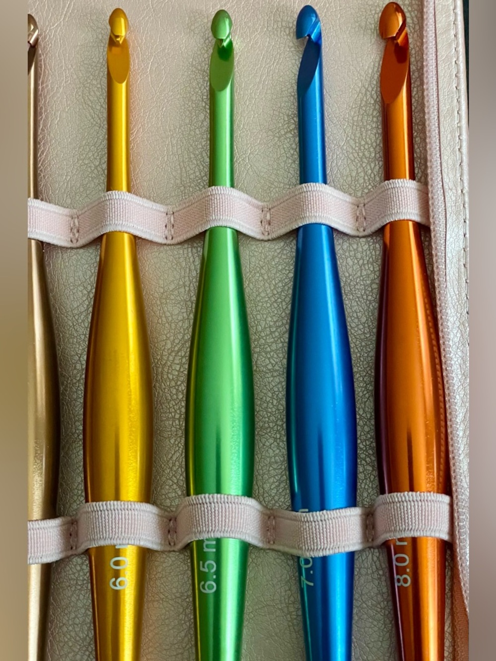 9 piece Colorful Crochet Hooks - Multicolor Ergonomic Handles (3.5mm-8mm) - Picture 2 of 4